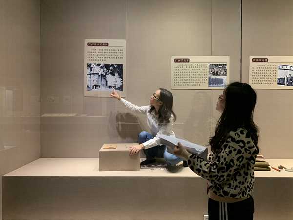 我馆专业技术人员在桂林博物馆布展